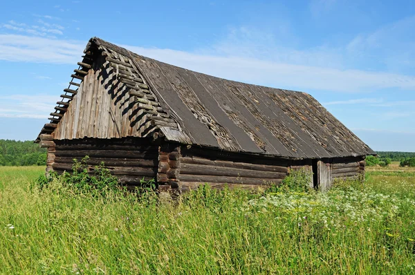Porzucone stodoły drewniane — Zdjęcie stockowe