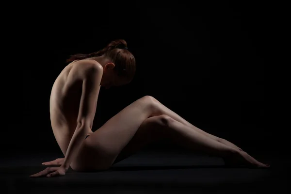 Anmutige sitzende nackte Mädchen — Stockfoto