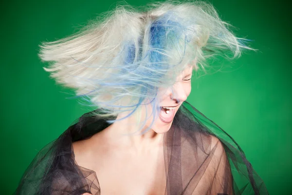 Кричащая сумасшедшая девушка с платиновыми волосами — стоковое фото