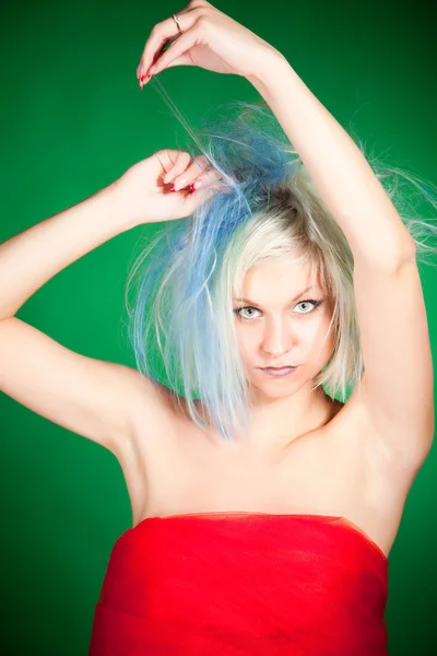Різання волосся божевільна дівчина — стокове фото
