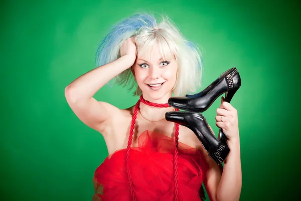 Šílená blondýna hospodářství boty — Stock fotografie