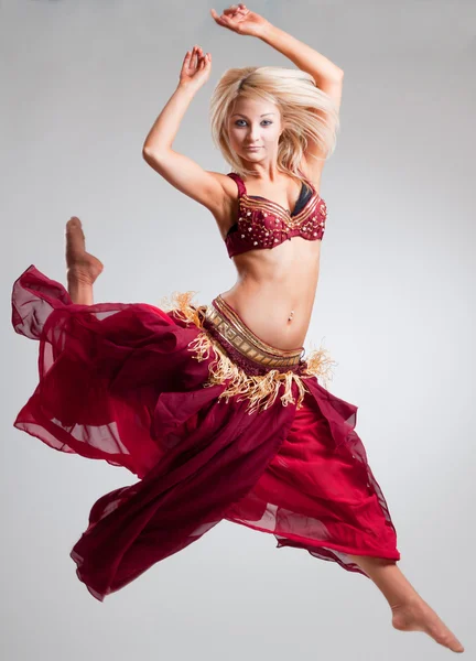 Posing in motion bellydancer — Stock Photo, Image