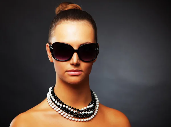 Primo piano colpo di ragazza attraente con occhiali da sole alla moda — Foto Stock