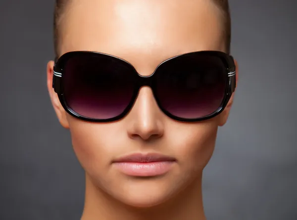 Close up imagem elegante da menina usando óculos de sol — Fotografia de Stock