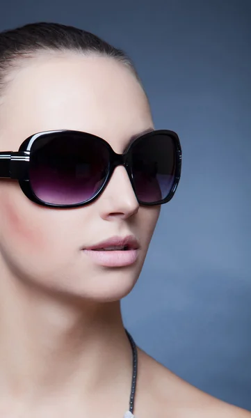Schönheitsschuss mit Brille — Stockfoto