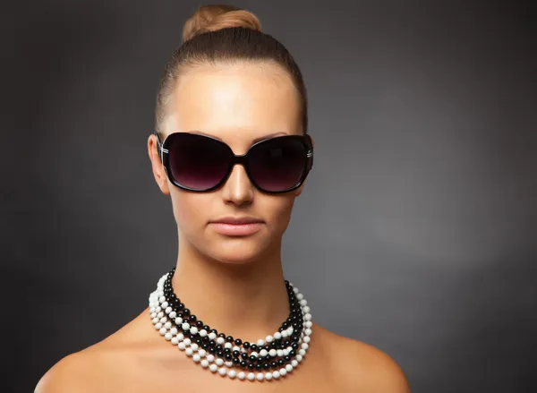 Nahaufnahme eines attraktiven Mädchens mit stylischer Sonnenbrille — Stockfoto