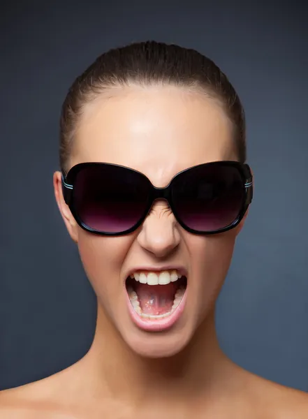 Кричащая девушка в солнечных очках — стоковое фото