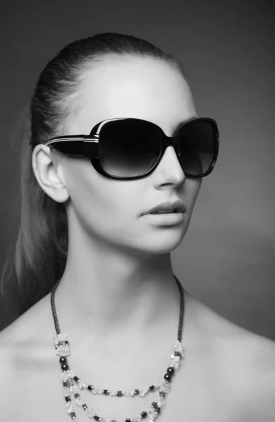 Fashionabla skott av en tjej med glasögon — Stockfoto
