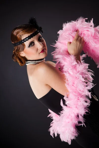 Dame im Retro-Stil mit rosa Halskette — Stockfoto
