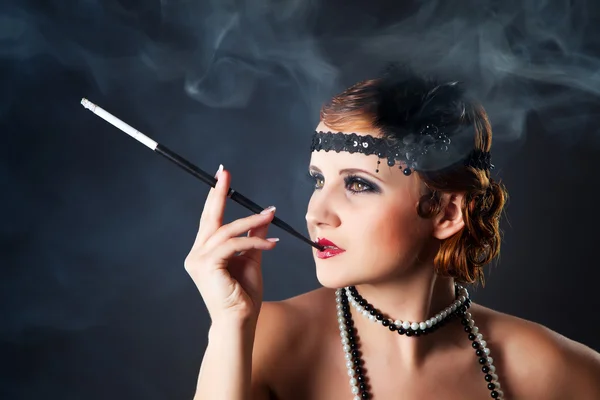喫煙レトロ スタイルのセクシーな女性 ストック写真