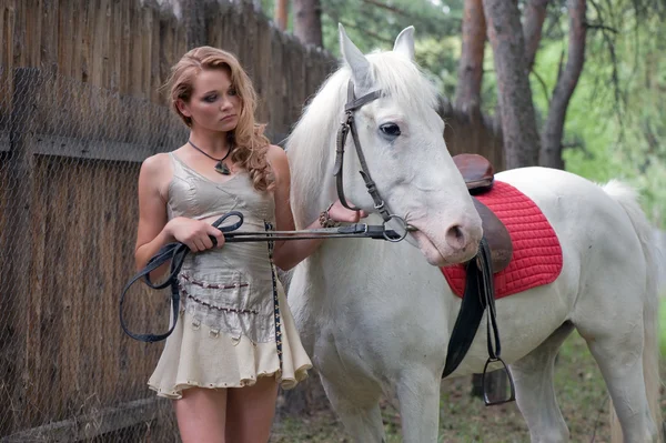 农村漂亮的女孩与一匹种马 — 图库照片