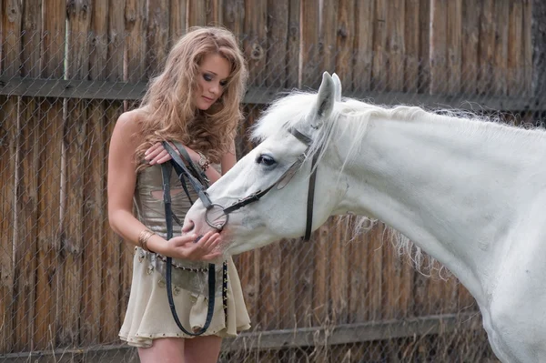 種馬と農村のかわいい女の子 — ストック写真