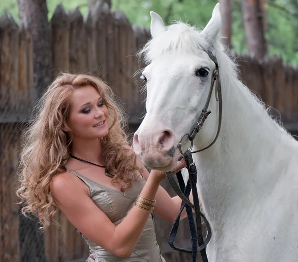 Chica bonita rural con un semental —  Fotos de Stock