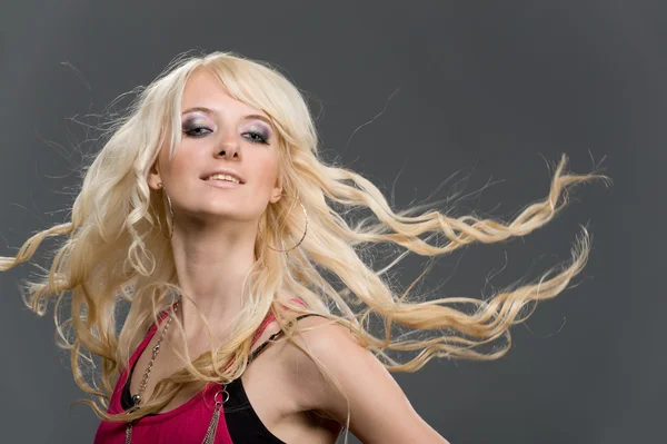 Szép fiatal szőke lány hosszú hair repülő portréja — Stock Fotó