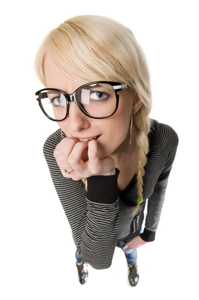 Mujer bastante joven con gafas se ve como una chica nerd, humor — Foto de Stock