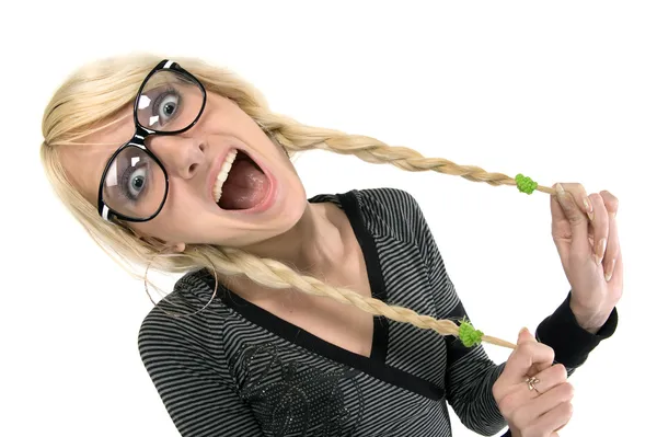 Αρκετά νεαρή γυναίκα με γυαλιά που μοιάζει σαν nerdy κορίτσι, χιούμορ — Φωτογραφία Αρχείου