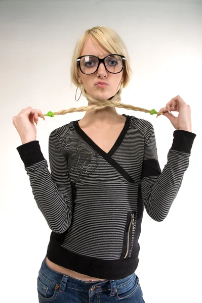 Całkiem młoda kobieta w okularach wygląda jak dziewczyna nerdy, humor — Zdjęcie stockowe