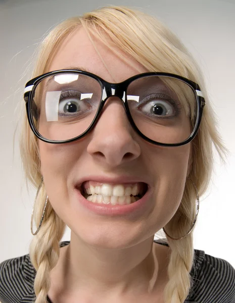 Bella giovane donna con gli occhiali sembra come ragazza nerd, umorismo — Foto Stock