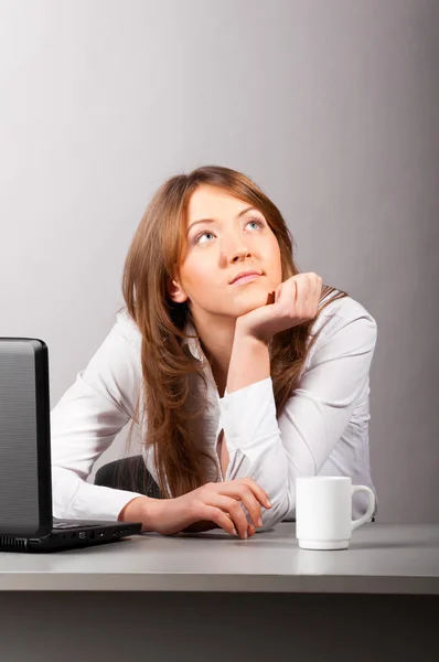 Kvinnan på kontoret med laptop — Stockfoto