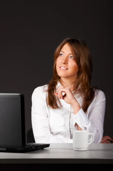 Женщина в офисе с ноутбуком — стоковое фото