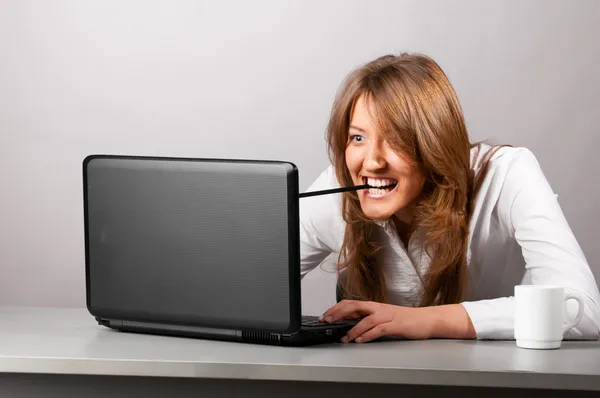 Γυναίκα στο γραφείο με laptop — Φωτογραφία Αρχείου