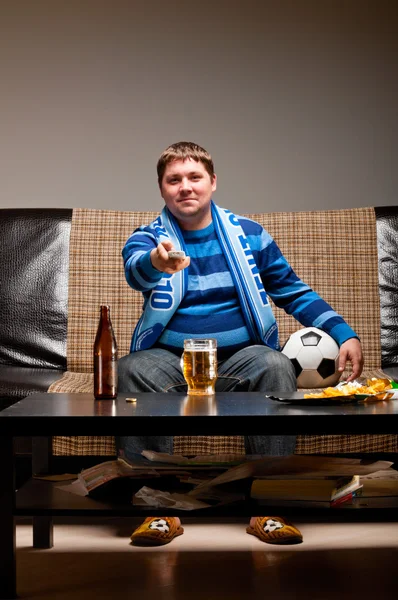 ソファの上のサッカーのファン — ストック写真