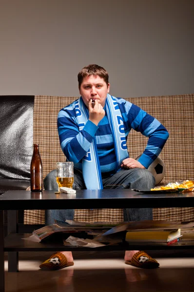 Voetbal fan op sofa — Stockfoto