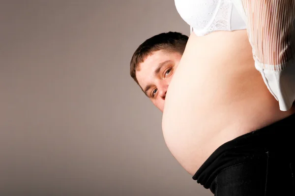 Мужчина и беременная — стоковое фото