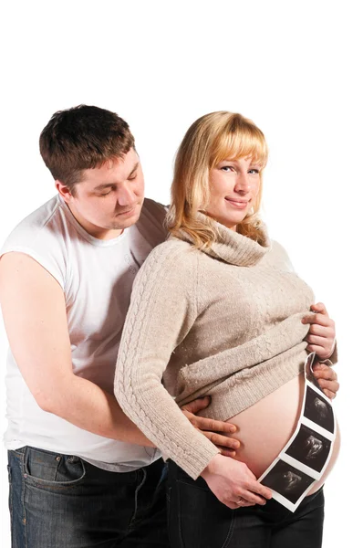 Jeune couple attend leur bébé — Photo