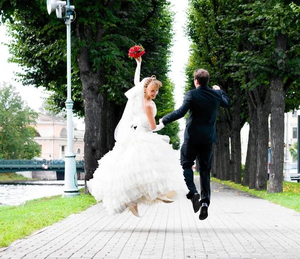 Bruiloft-stap-springen — Stockfoto