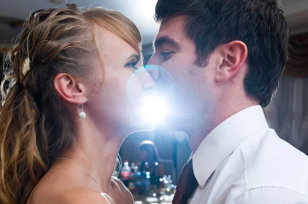 Beso en la fiesta —  Fotos de Stock