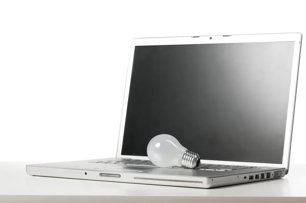 Laptop e lâmpada — Fotografia de Stock