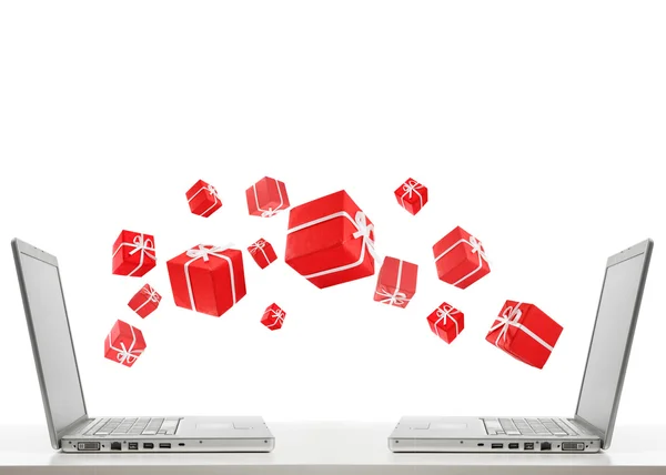 Twee laptops en geschenken — Stockfoto