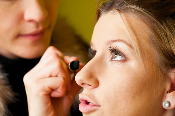 Doing make-up — Stock Photo, Image