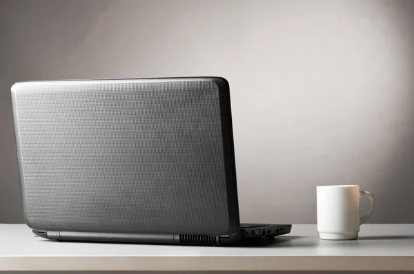 Laptop en cup — Stockfoto