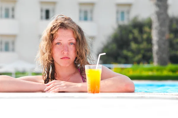 Γυναίκα στο δίπλα στην πισίνα — Φωτογραφία Αρχείου