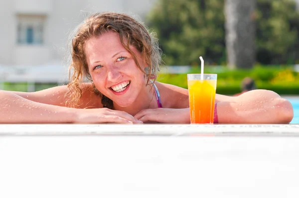 Havuz kenarında kadın — Stok fotoğraf