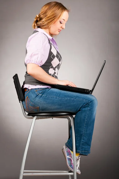 Γυναίκα με φορητό υπολογιστή — Φωτογραφία Αρχείου