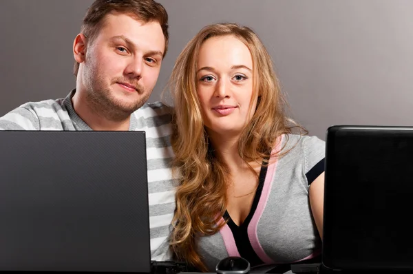 Par med bärbara datorer — Stockfoto