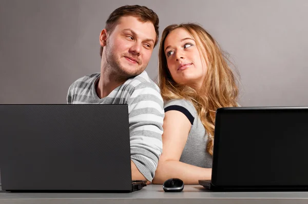 Casal com laptops — Fotografia de Stock