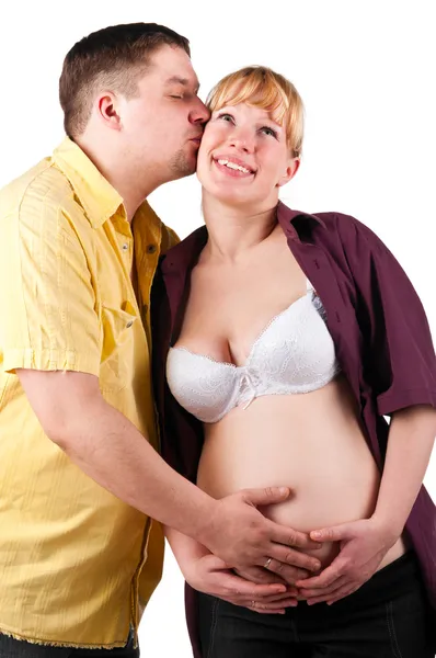 Счастливая беременная пара — стоковое фото