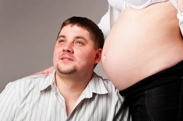 Adam onun bebeği dinlemek çalışıyor — Stok fotoğraf