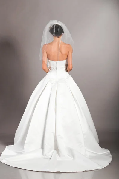 Schöne Braut auf grauem Hintergrund — Stockfoto