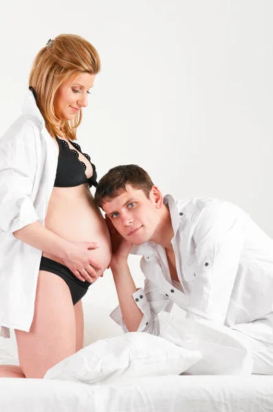 Uomo e sua moglie incinta — Foto Stock