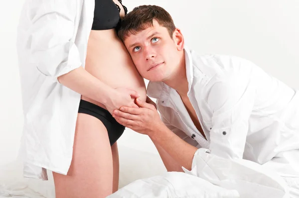 Мужчина и его беременная жена — стоковое фото