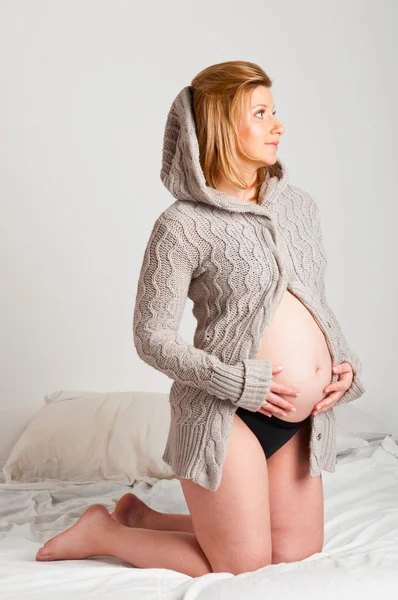 Модная беременная женщина — стоковое фото