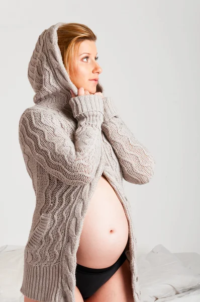 ファッショナブルな妊娠中の女性 — ストック写真