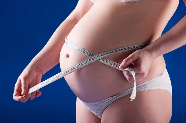 妊娠中の胃を測定 — ストック写真
