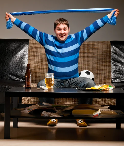 Voetbal fan op sofa — Stockfoto
