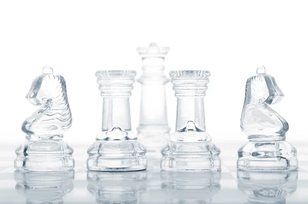 Schachfiguren verteidigen König — Stockfoto